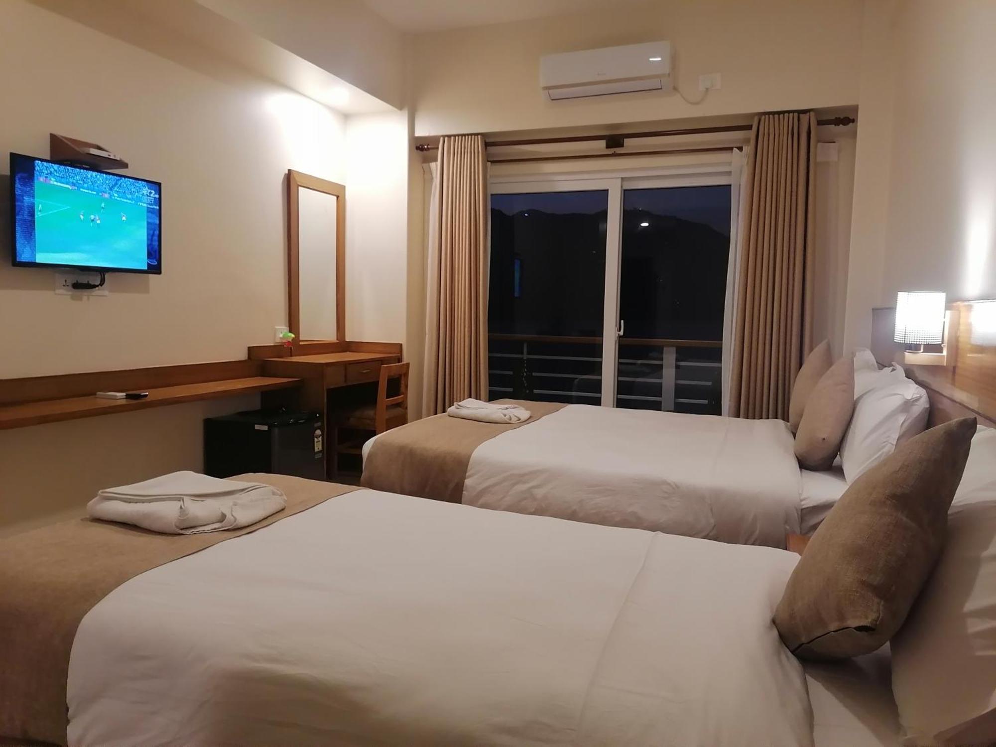 Urban Boutique Hotel Pokhara Bagian luar foto